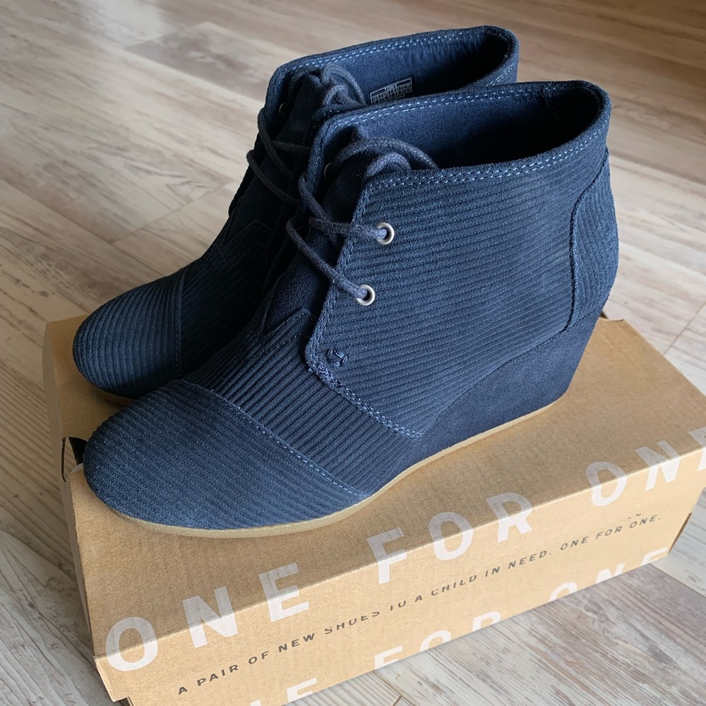 Toms Navy Lace Up Wedge Ankle Boot, Size 7.5